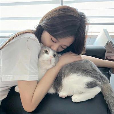 微光下的蓝色男孩